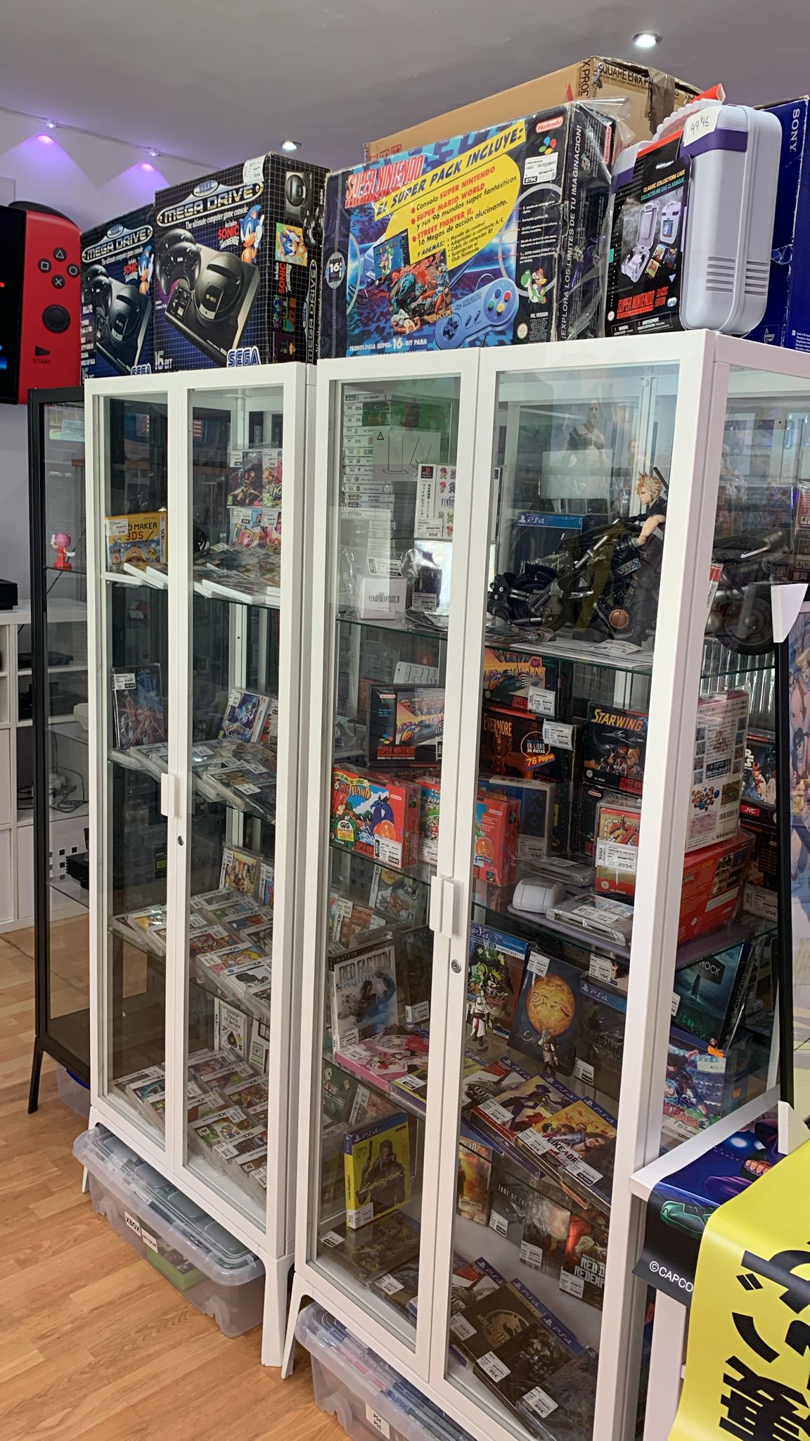 Vitrinas tienda retro con gran variedad