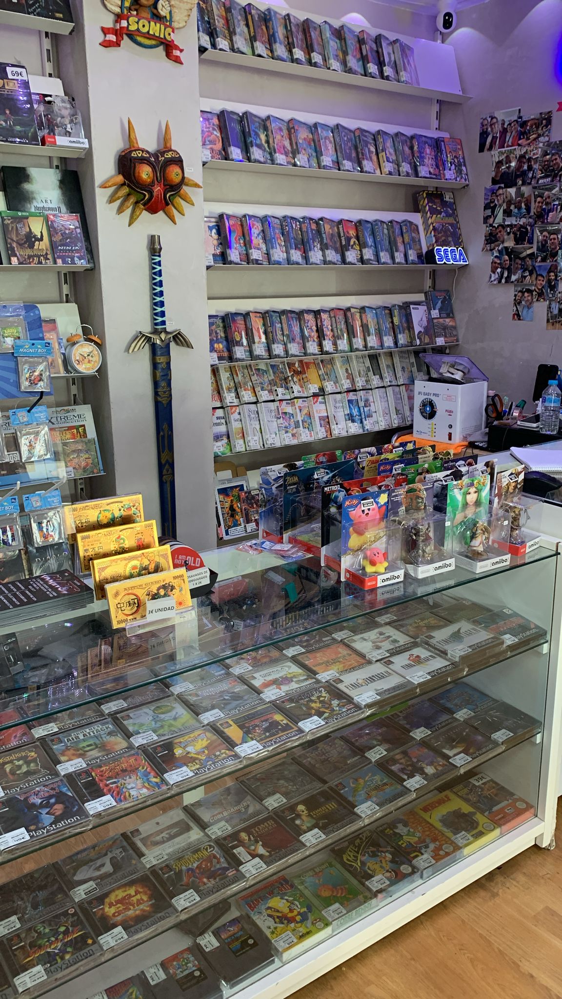 Mostrador tienda retro con vitrinas